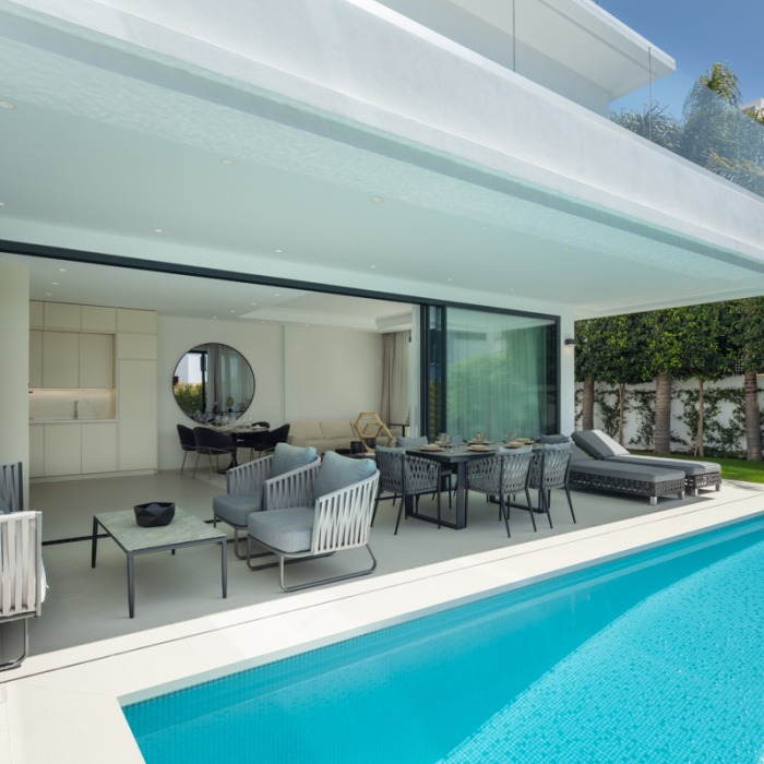 Moderna Villa de 4 Dormitorios Frente al Mar en Rio Verde Playa en Marbella Milla de Oro | Image 21