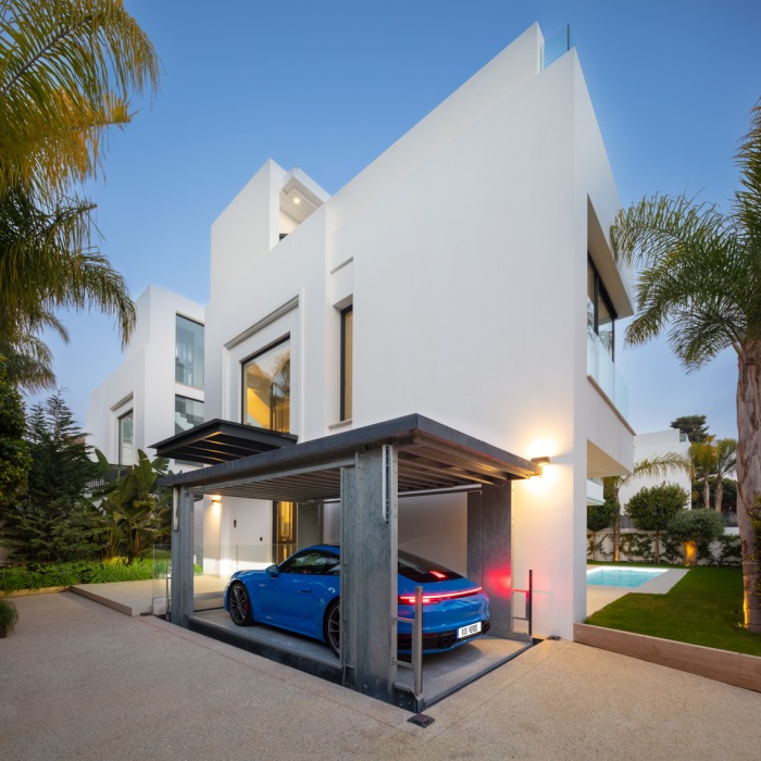 Moderna Villa de 4 Dormitorios Frente al Mar en Rio Verde Playa en Marbella Milla de Oro | Image 23