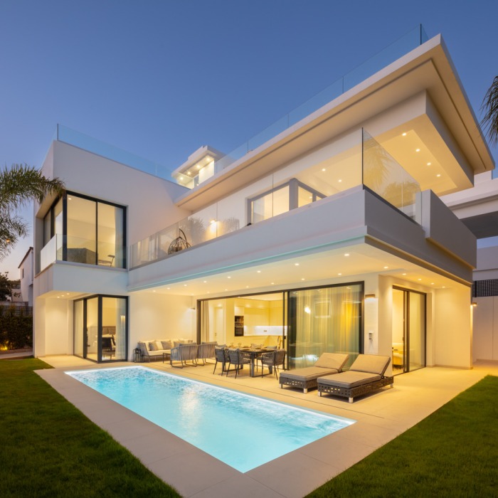 Moderna Villa de 4 Dormitorios Frente al Mar en Rio Verde Playa en Marbella Milla de Oro | Image 1