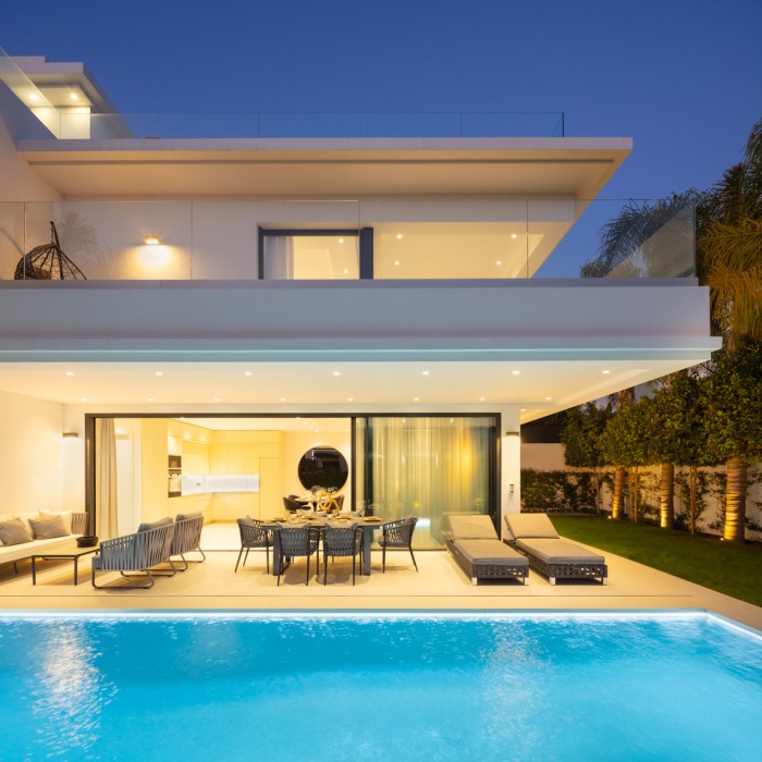 Moderna Villa de 4 Dormitorios Frente al Mar en Rio Verde Playa en Marbella Milla de Oro | Image 24