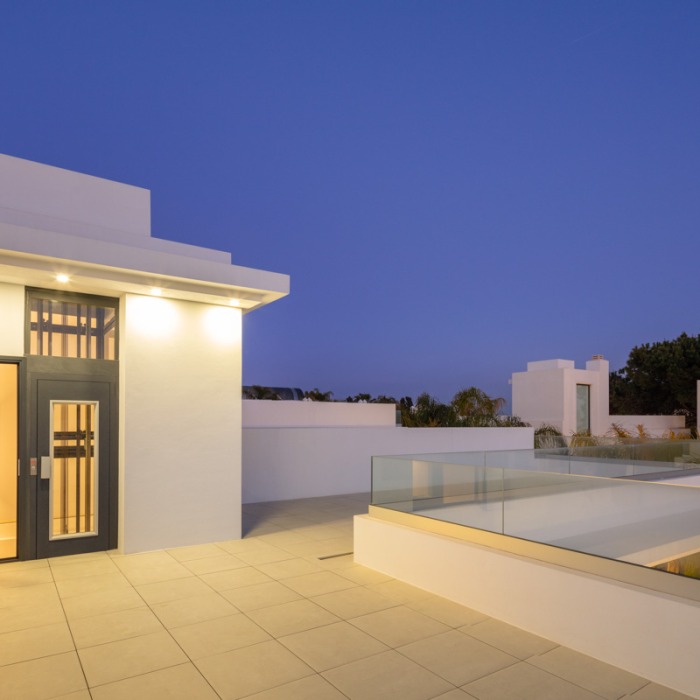 Moderna Villa de 4 Dormitorios Frente al Mar en Rio Verde Playa en Marbella Milla de Oro | Image 25