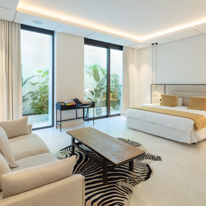 Modern 6 Bedroom Frontline Golf Villa in Nueva Andalucia | Image 35