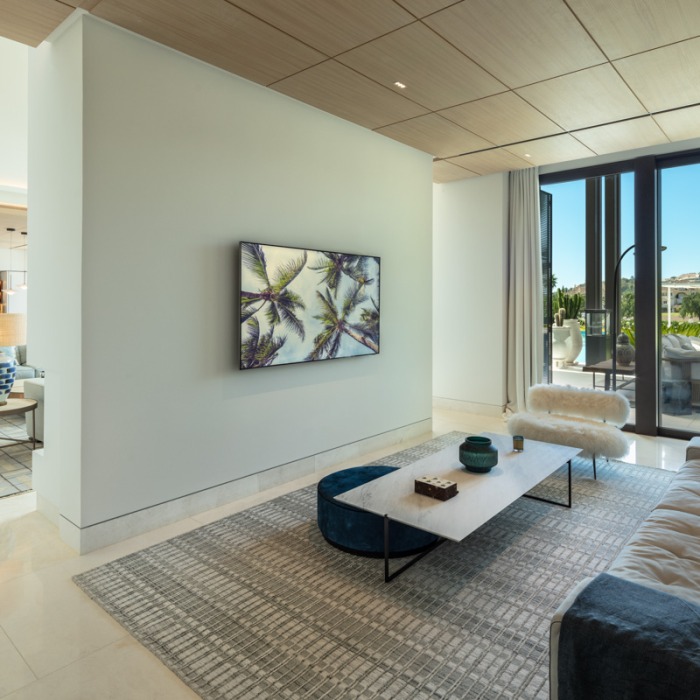 Modern 6 Bedroom Frontline Golf Villa in Nueva Andalucia | Image 28