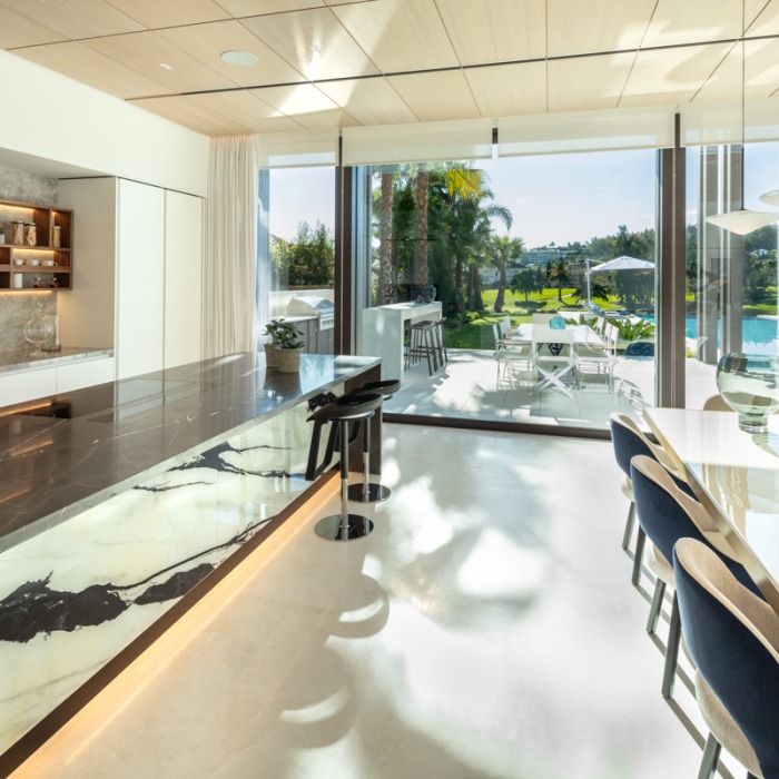 Modern 6 Bedroom Frontline Golf Villa in Nueva Andalucia | Image 15