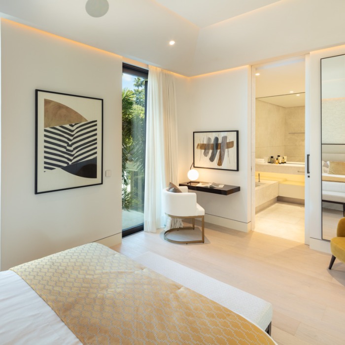 Modern 6 Bedroom Frontline Golf Villa in Nueva Andalucia | Image 11