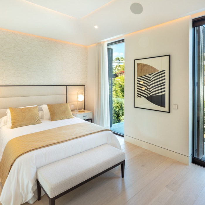 Modern 6 Bedroom Frontline Golf Villa in Nueva Andalucia | Image 10