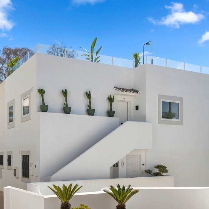 Stylish Scandinavian 3-bed penthouse with rooftop terrace in Nueva Andalucia | Image 9