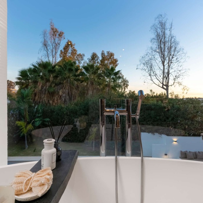 Villa Luxueuse de 4 Chambres de Style Andalouse à 4 Chambres au Marbella Country Club à Nueva Andalucia | Image 35