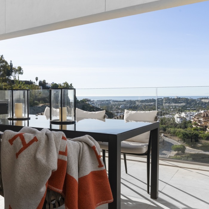 Penthouse moderne de 3 Chambres avec Vue Panoramique sur la Mer à Nueva Andalucia | Image 9