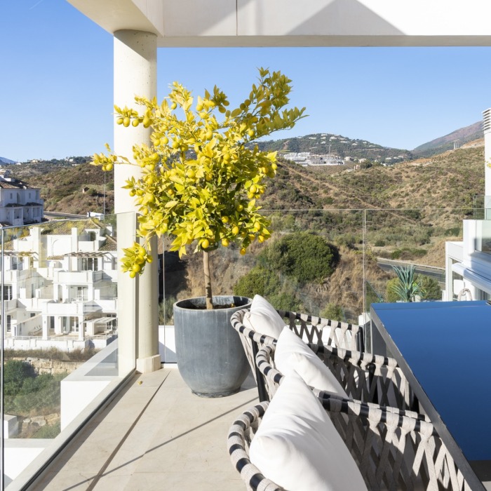 Ático dúplex moderno de 3 dormitorios con vistas panorámicas al mar en Nueva Andalucía | Image 11