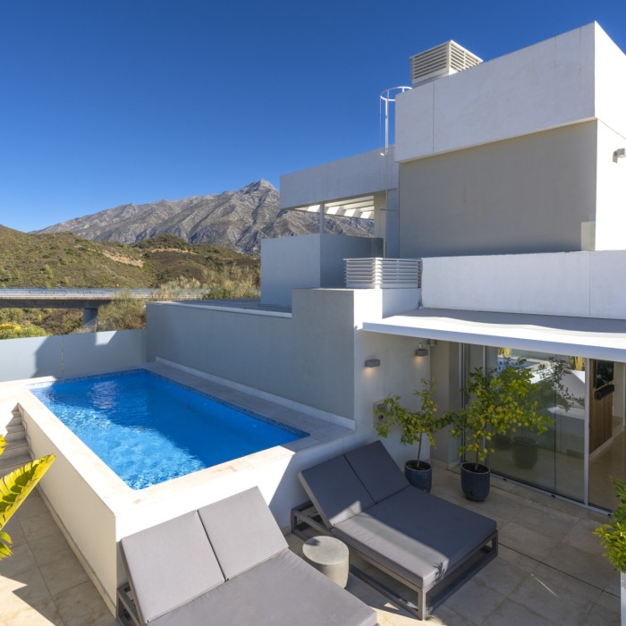 Modern 3 Bedroom Duplex Penthouse with Panoramic Sea Views in Nueva Andalucia | Image 16