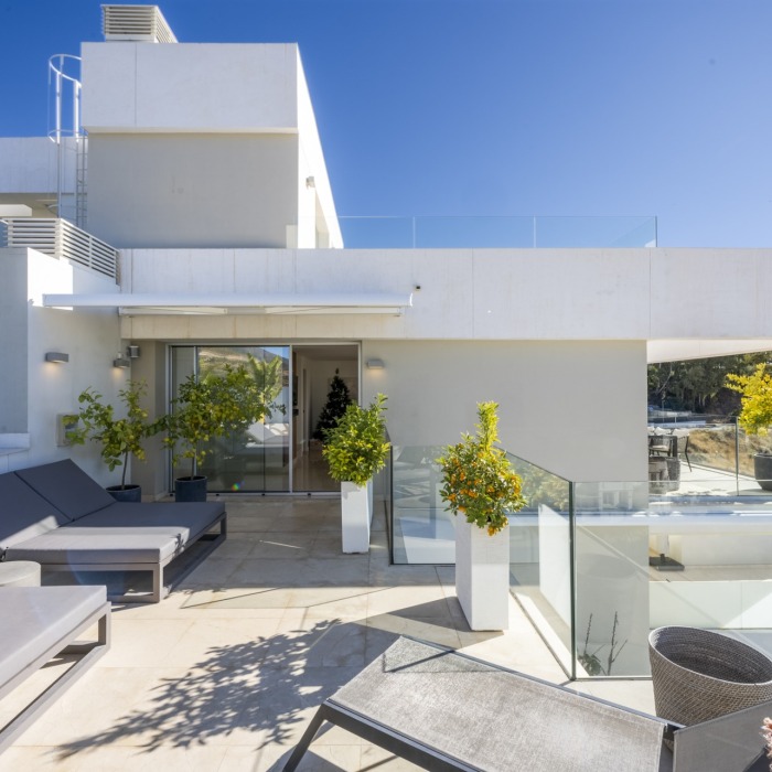 Ático dúplex moderno de 3 dormitorios con vistas panorámicas al mar en Nueva Andalucía | Image 17