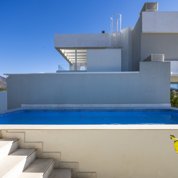 Ático dúplex moderno de 3 dormitorios con vistas panorámicas al mar en Nueva Andalucía | Image 18
