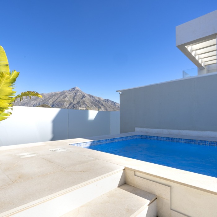 Modern 3 Bedroom Duplex Penthouse with Panoramic Sea Views in Nueva Andalucia | Image 19