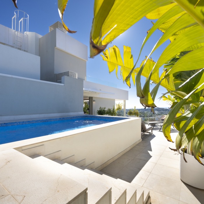 Ático dúplex moderno de 3 dormitorios con vistas panorámicas al mar en Nueva Andalucía | Image 21