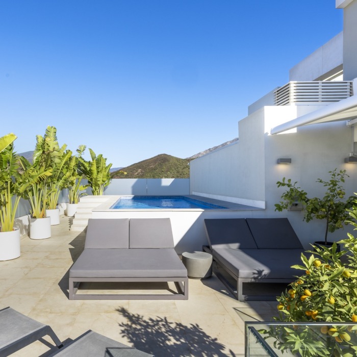 Ático dúplex moderno de 3 dormitorios con vistas panorámicas al mar en Nueva Andalucía | Image 22