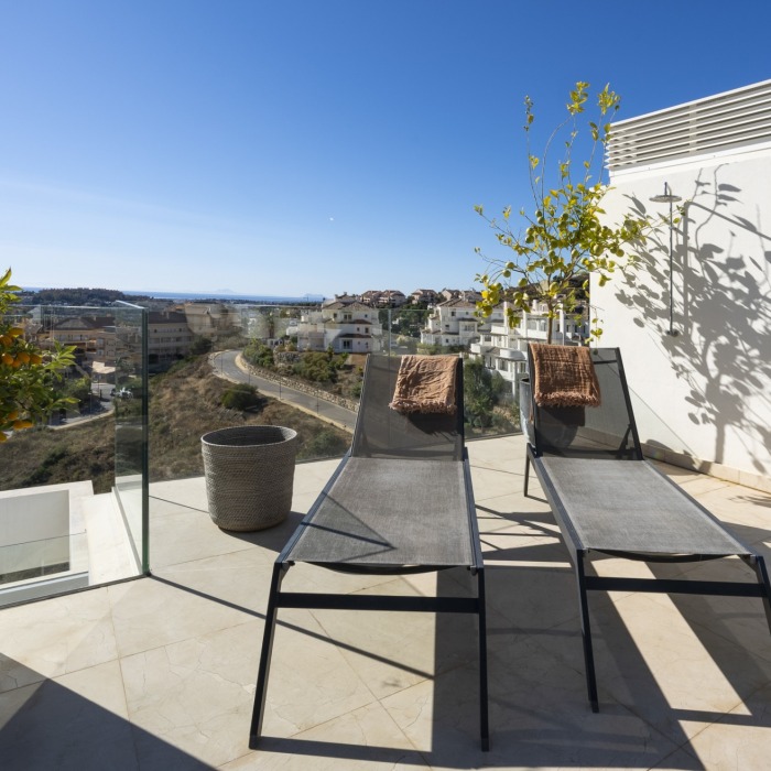 Ático dúplex moderno de 3 dormitorios con vistas panorámicas al mar en Nueva Andalucía | Image 23