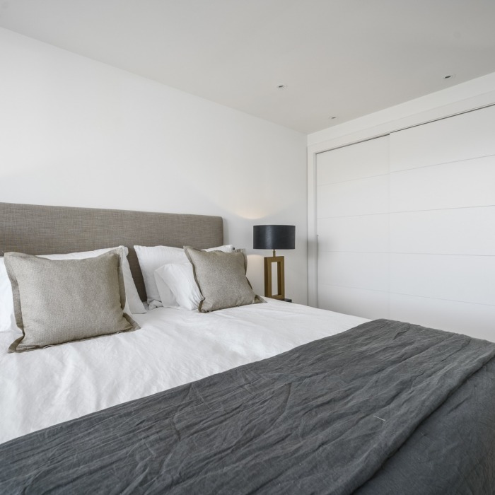 Ático dúplex moderno de 3 dormitorios con vistas panorámicas al mar en Nueva Andalucía | Image 25