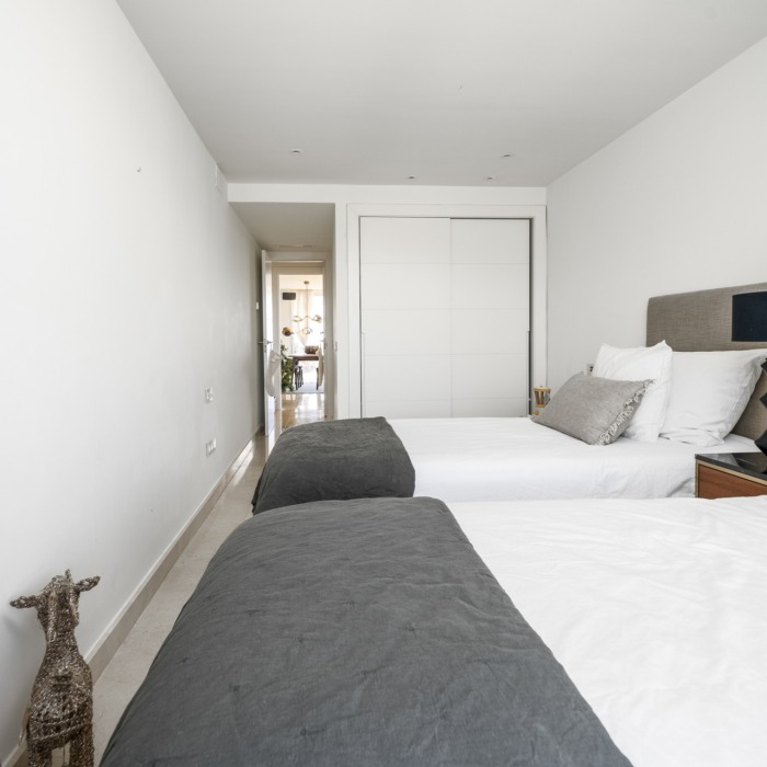 Ático dúplex moderno de 3 dormitorios con vistas panorámicas al mar en Nueva Andalucía | Image 27