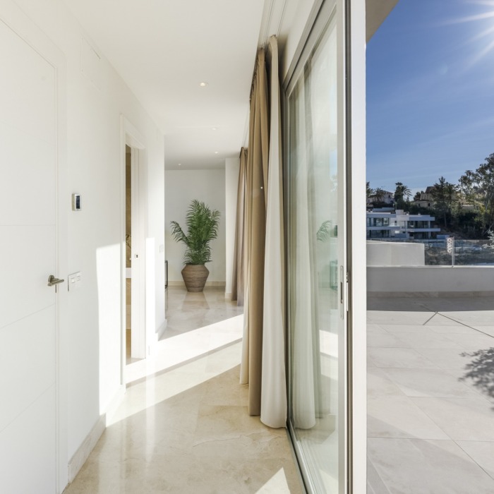 Ático dúplex moderno de 3 dormitorios con vistas panorámicas al mar en Nueva Andalucía | Image 29