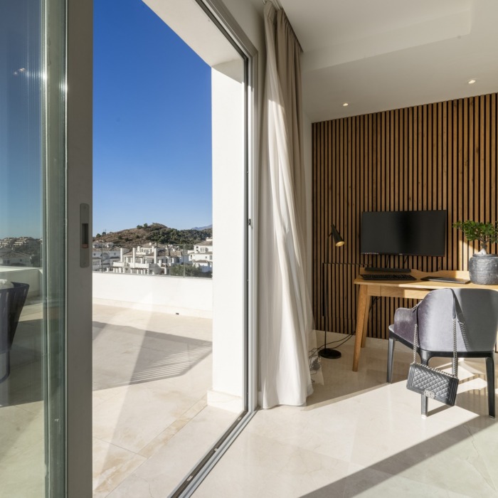 Ático dúplex moderno de 3 dormitorios con vistas panorámicas al mar en Nueva Andalucía | Image 34