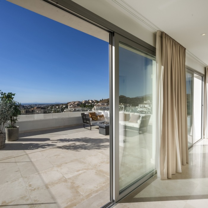 Penthouse moderne de 3 Chambres avec Vue Panoramique sur la Mer à Nueva Andalucia | Image 35