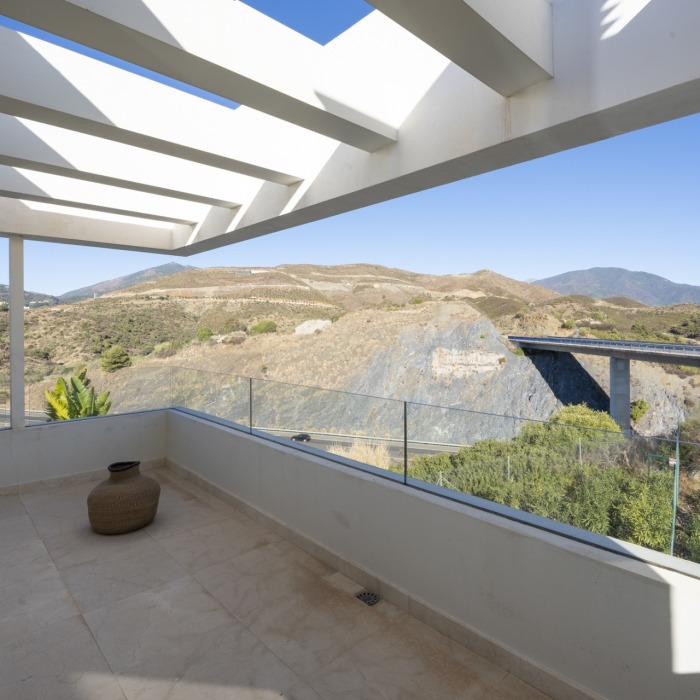 Modern 3 Bedroom Duplex Penthouse with Panoramic Sea Views in Nueva Andalucia | Image 38