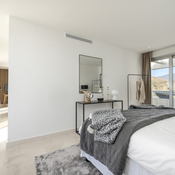 Ático dúplex moderno de 3 dormitorios con vistas panorámicas al mar en Nueva Andalucía | Image 39