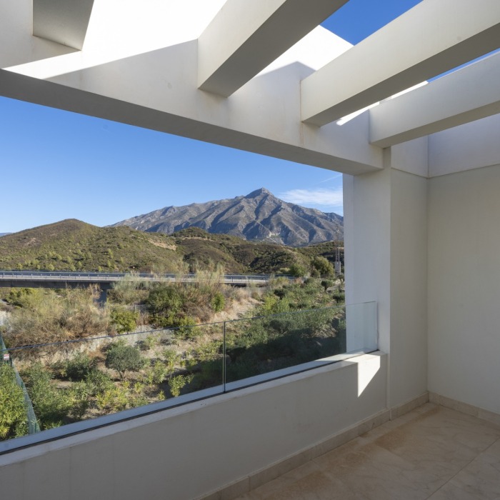 Ático dúplex moderno de 3 dormitorios con vistas panorámicas al mar en Nueva Andalucía | Image 40