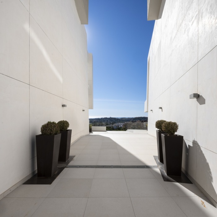 Ático dúplex moderno de 3 dormitorios con vistas panorámicas al mar en Nueva Andalucía | Image 45