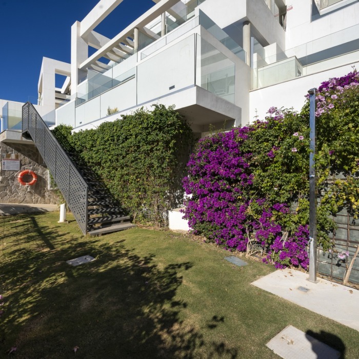 Modern 3 Bedroom Duplex Penthouse with Panoramic Sea Views in Nueva Andalucia | Image 46