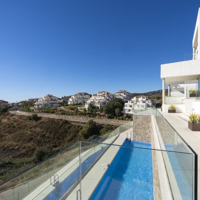 Modern 3 Bedroom Duplex Penthouse with Panoramic Sea Views in Nueva Andalucia | Image 48