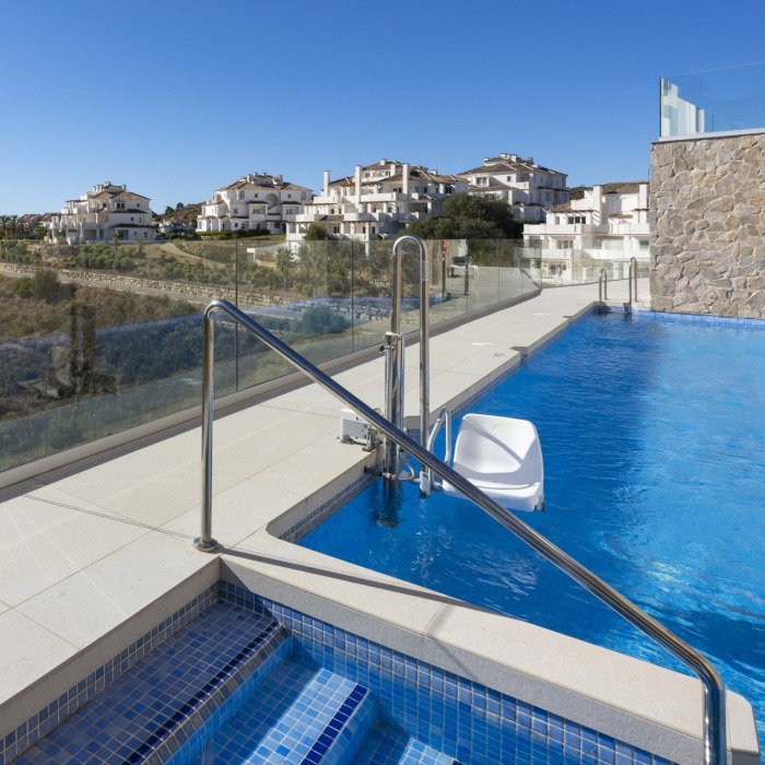 Ático dúplex moderno de 3 dormitorios con vistas panorámicas al mar en Nueva Andalucía | Image 49
