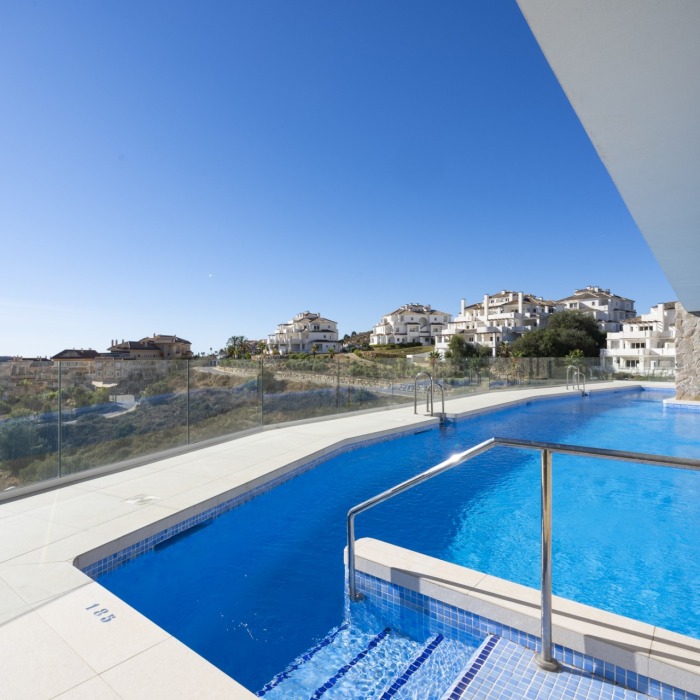 Modern 3 Bedroom Duplex Penthouse with Panoramic Sea Views in Nueva Andalucia | Image 52
