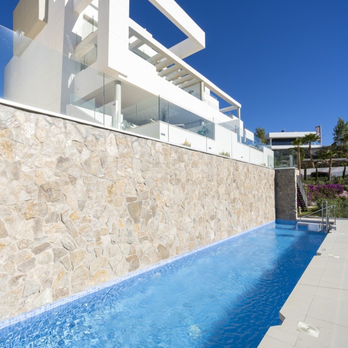 Ático dúplex moderno de 3 dormitorios con vistas panorámicas al mar en Nueva Andalucía | Image 53