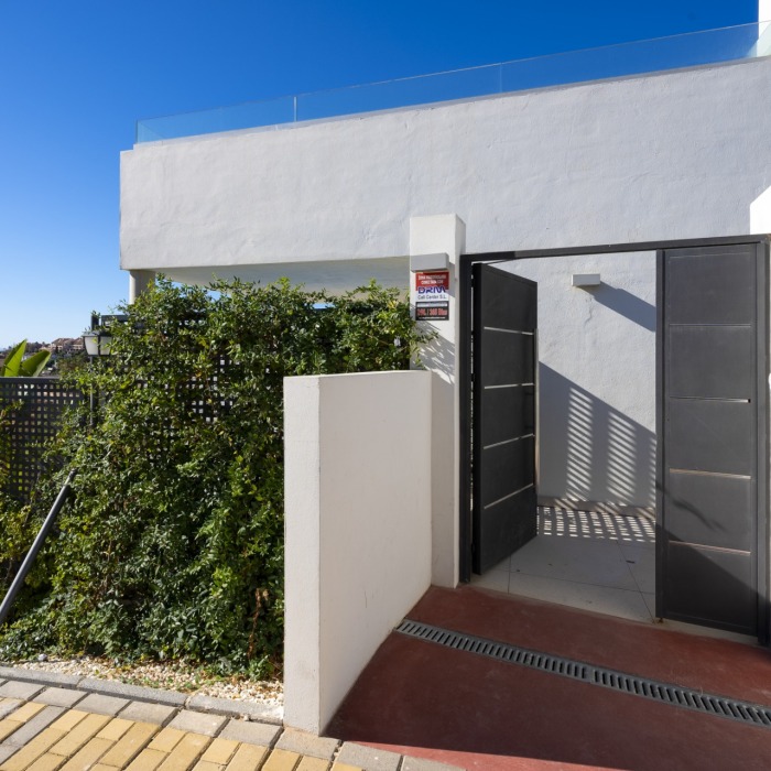 Modern 3 Bedroom Duplex Penthouse with Panoramic Sea Views in Nueva Andalucia | Image 54