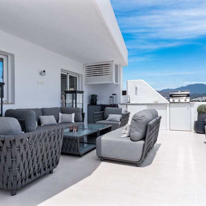 Renovated Penthouse with Sea View in Nueva Andalucia | Image 13