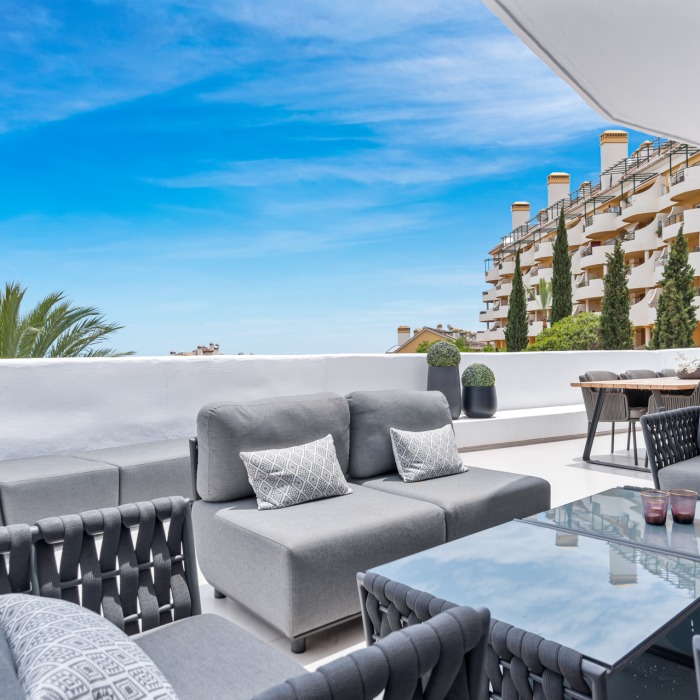Renovated Penthouse with Sea View in Nueva Andalucia | Image 12