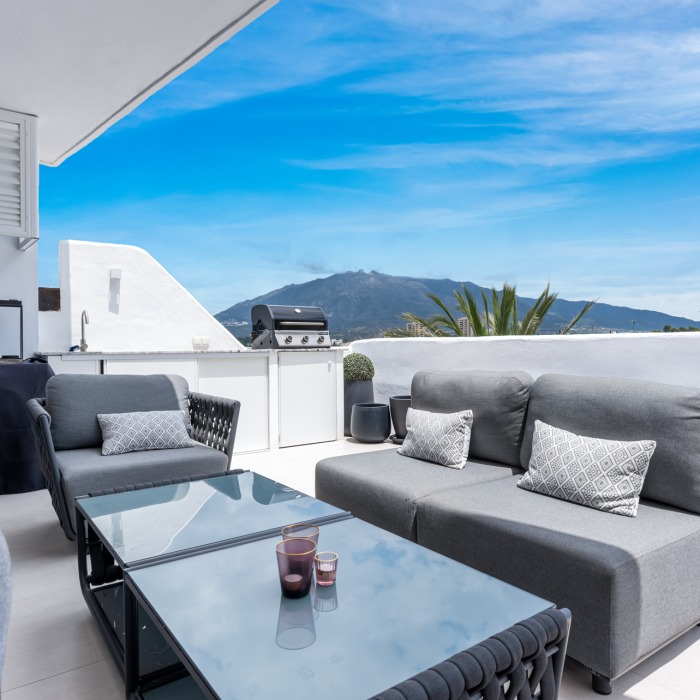 Renovated Penthouse with Sea View in Nueva Andalucia | Image 8