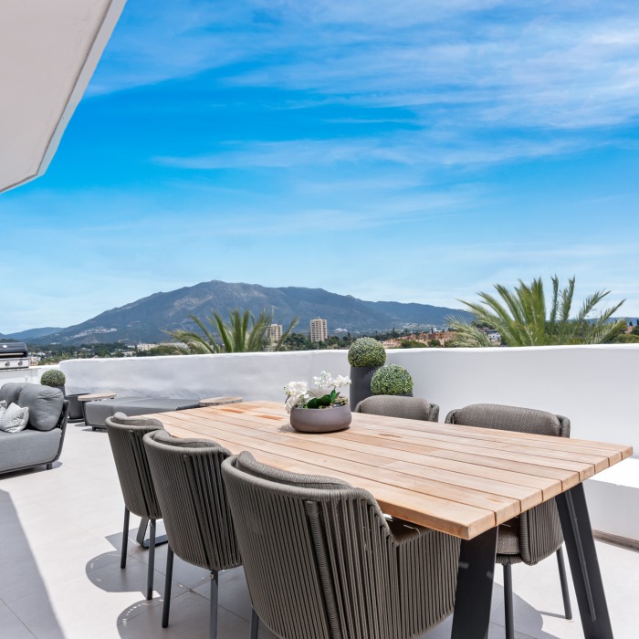 Renovated Penthouse with Sea View in Nueva Andalucia | Image 1