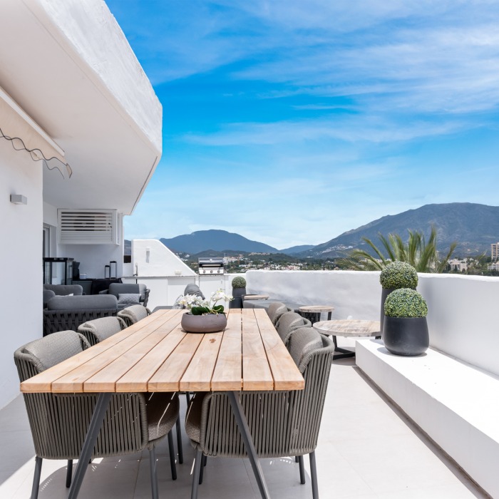Renovated Penthouse with Sea View in Nueva Andalucia | Image 14