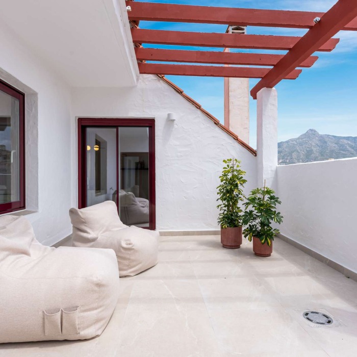 Modern 3 Bedroom Duplex Penthouse with Two Terraces in Nueva Andalucia | Image 23