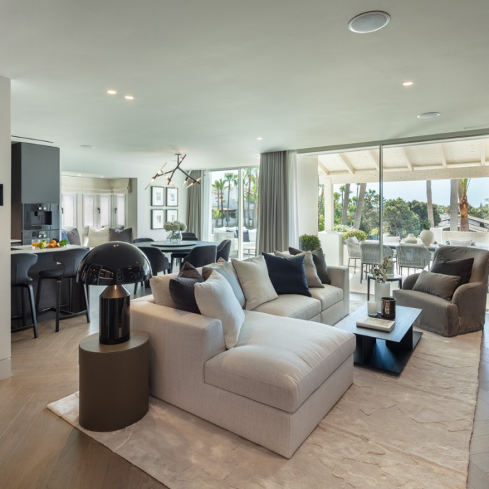 Contemporary 3 Bedroom Apartment in Puente Romano, Marbella Golden Mile | Image 1
