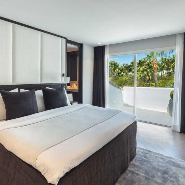 Contemporary 3 Bedroom Apartment in Puente Romano, Marbella Golden Mile | Image 13