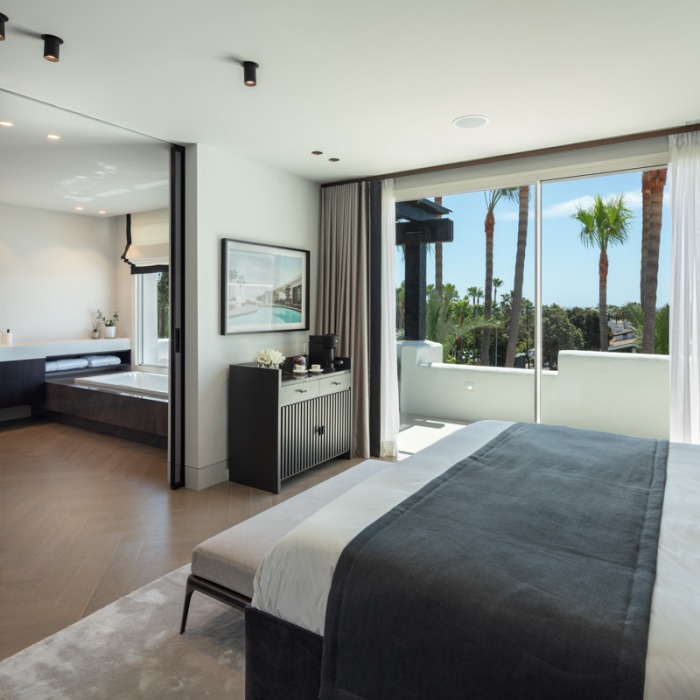 Contemporary 3 Bedroom Apartment in Puente Romano, Marbella Golden Mile | Image 16