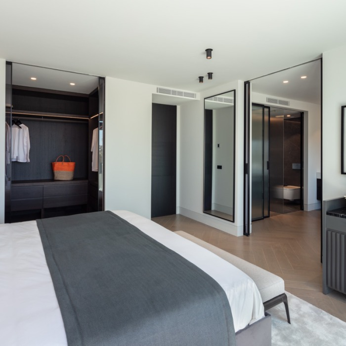 Contemporary 3 Bedroom Apartment in Puente Romano, Marbella Golden Mile | Image 17