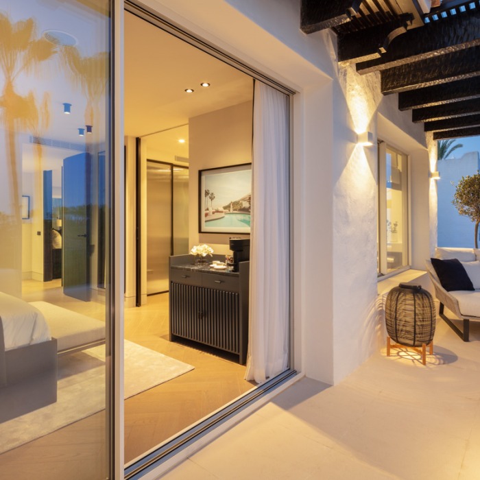 Contemporary 3 Bedroom Apartment in Puente Romano, Marbella Golden Mile | Image 23