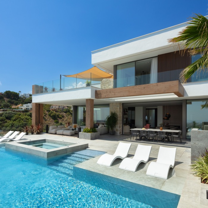 Modern Masterpiece 6 Bedroom Villa in La Quinta in Benahavis | Image 49
