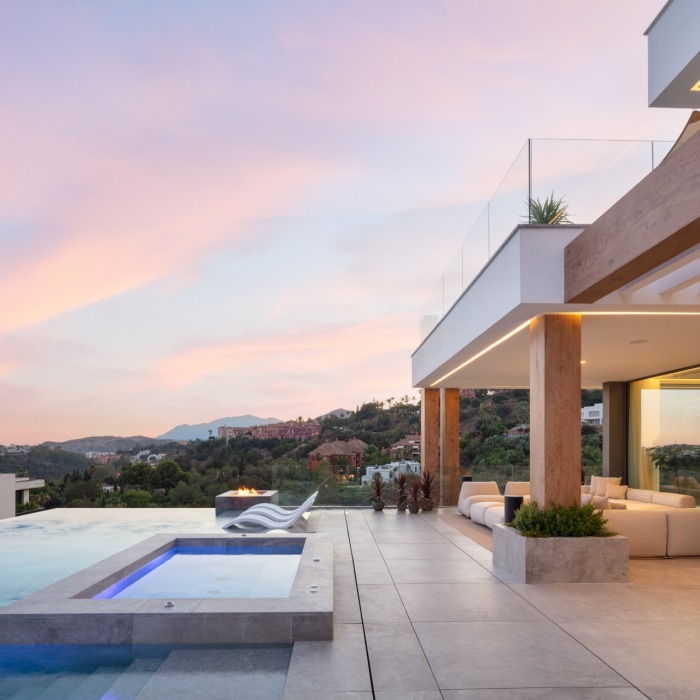 Modern Masterpiece 6 Bedroom Villa in La Quinta in Benahavis | Image 16