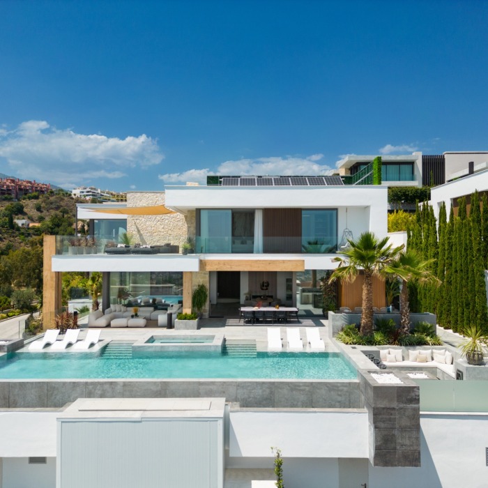 Modern Masterpiece 6 Bedroom Villa in La Quinta in Benahavis | Image 9